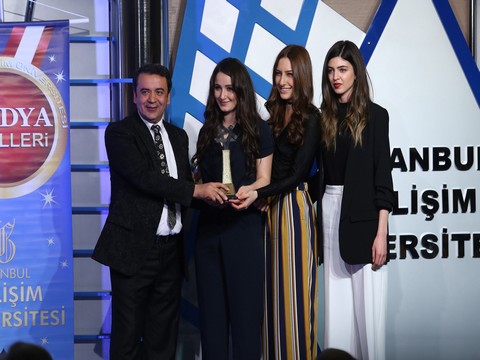 'Kırgın Çiçekler'..."YILIN EN İYİ DİZİSİ" ÖDÜLÜNE LAYIK GÖRÜLDÜ!..