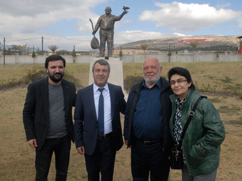 Musa Eroğlu... SEVGİ PARKI'NA BARIŞ HEYKELİ DİKİLDİ!