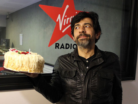 Okan Bayülgen... 52. YAŞINI CANLI YAYINDA KUTLADI!