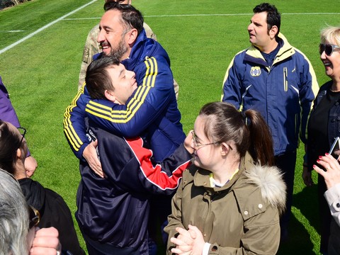 FB Teknik direktörü Vitor Pereira...DOWN SENDROMLU ÇOCUKLARA SEVGİ SELİ!..