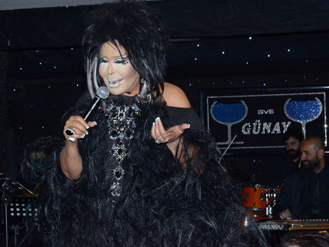 Bülent Ersoy... KRİSTAL MAKYAJLI DİVA GÖZ KAMAŞTIRDI!