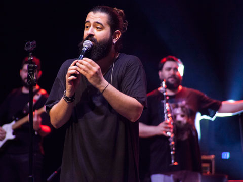 Koray Avcı... DUYGU YÜKLÜ KONSER!