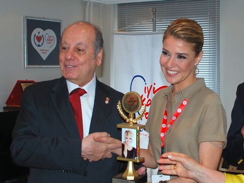 Gülben Ergen...KALBİNİ KOYDU, "EN İYİ KALP' ÖDÜLÜ‏"NÜ ALDI!..