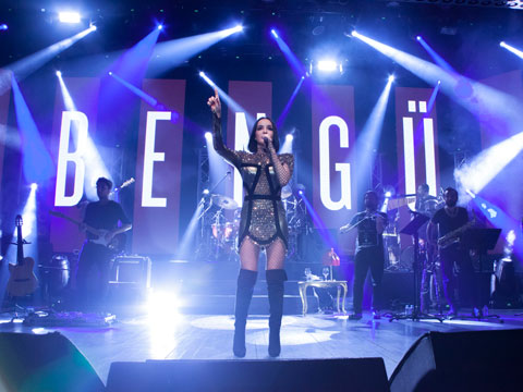 Bengü... HEM KULAĞA HEM GÖZE HİTAP ETTİ!