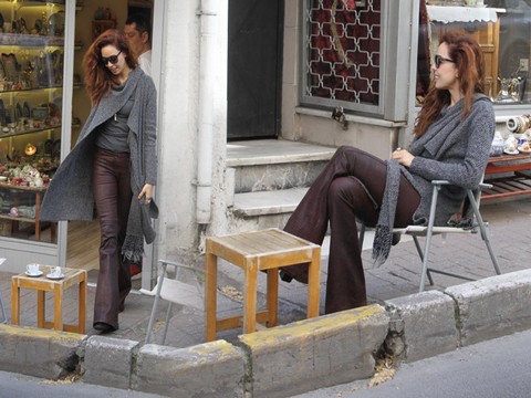 Azra Akın...DÜNYA GÜZELİMİZİN ANTİKA TUTKUSU!..