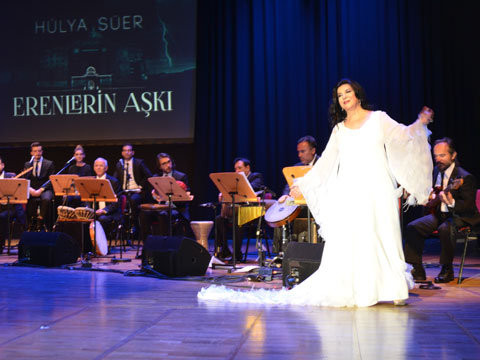 Hülya Süer... 'ERENLERİN AŞKI' İÇİN SAHNEDE!