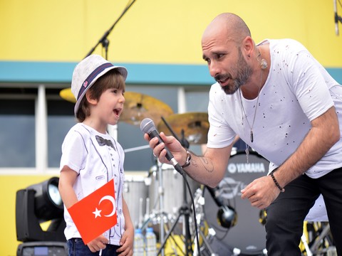 Gripin..."23 NİSAN KONSERİ"NDE MİNİK HAYRANINI SAHNEYE ÇIKARDI!..