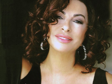 Nilgün Belgün..."AŞK VE KOMEDİ" ADLI OYUNU İLE FRANSA'DA!..