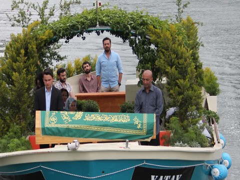 Emre Altuğ... SANDAL İLE TABUT TAŞIDI!..