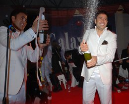 İzzet Yıldızhan... YILBAŞI ŞAMPANYASINI O PATLATTI !..