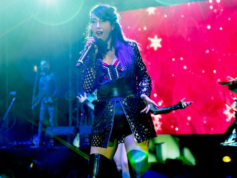 Hande Yener... ÜNİVERSİTELİLERİ ÇOŞTURDU!