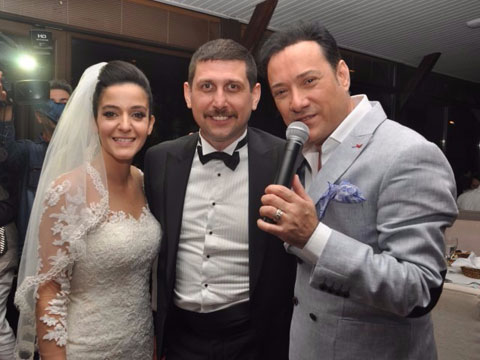 Ayhan Aşan... “DAMAR” ŞARKILARLA 'OYNAK HAVALAR' BİRARADA!