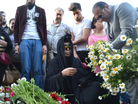 Bülent Ersoy... ARKADAŞINI MEZARDA BIRAKIP GİDEMEDİ!