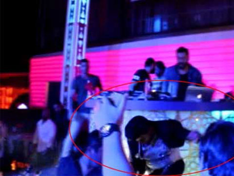 Fatih Ürek... SAHNEDE DÜŞTÜ!