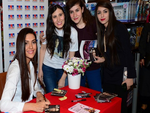 Bergüzar Korel...BU KEZ MÜZİSYEN KİMLİĞİ İLE HAYRANLARIYLA BULUŞTU!..