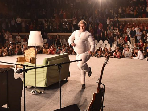 Tolga Çevik...CEP TELEFONU IŞIĞINDA GÖSTERİ!..