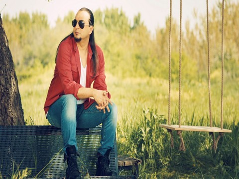 Ogün Sanlısoy...ÇOCUKLUĞUNUN GEÇTİĞİ YERE KLİP ÇEKMEK İÇİN DÖNDÜ!