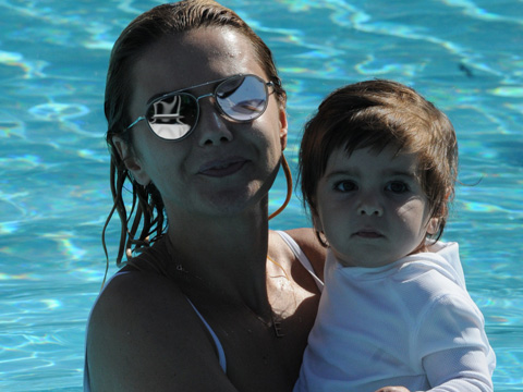 Ece Erken... SEVİMLİ HAVUZ PARTNERİ!