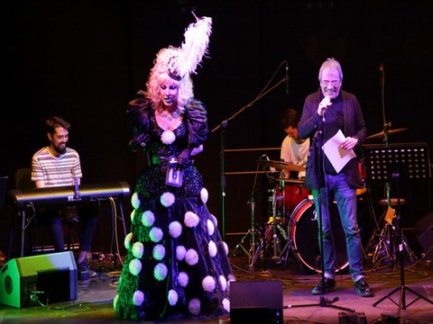 TİYATRO SEZONU, "ORTAYA KARIŞIK" KONSERİ İLE KAPANDI!..