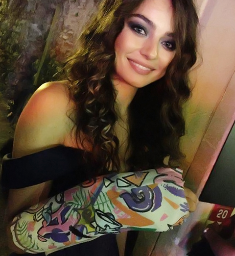 Ayça Ayşin Turan... KOLUNDAKİ ALÇIYA GRAFİTİ YAPTIRDI!