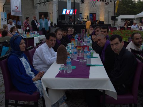 ÜNLÜ SANATÇILAR TÜRK KIZILAYI’NIN İFTAR YEMEĞİNDE BULUŞTU!