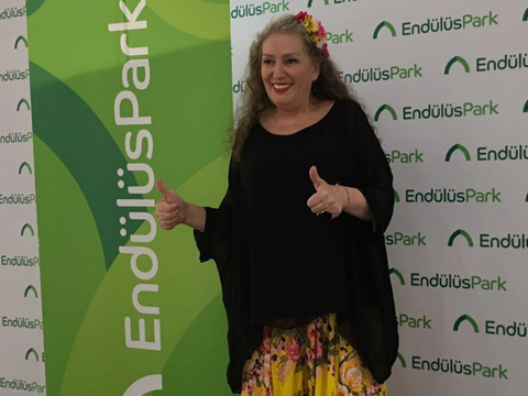 Suzan Kardeş... AÇIK PARKTA KONSER VERDİ!