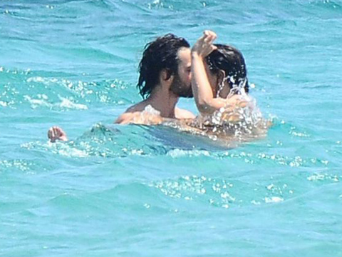 Berrak Tüzünataç - Birkan Sokullu... ÇEŞME’DE AŞK TATİLİ!