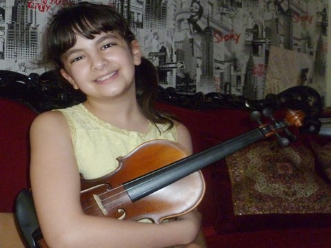 Duru Tuana Ok..."BABAANNEM" FİLMİNİN MİNİK YETENEĞİ, KEMANI İLE BÜYÜLÜYOR!..