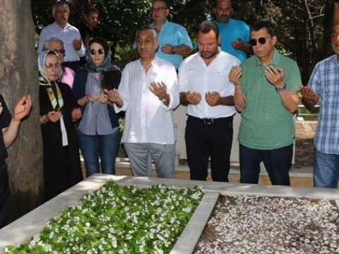 Kemal Sunal... MEZARI BAŞINDA DUALARLA ANILDI!