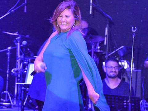 Sibel Can... SIRT DEKOLTESİ NEFES KESTİ!