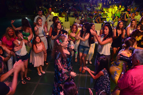 Suzan Kardeş... TATİLCİLERE BALKAN RÜZGARI!