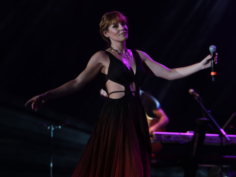 Funda Arar... ÇEŞME'DE MÜZİK ZİYAFETİ!