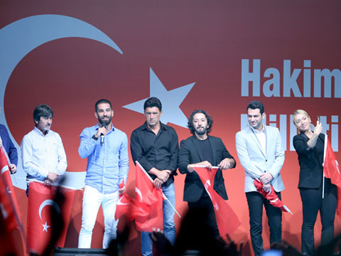 ÜNLÜLER DEMOKRASİ NÖBETİNDE!