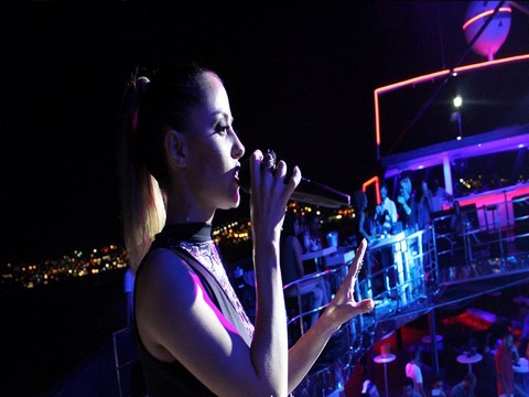 Derya Uluğ...DEV YÜZER DİSCO'DA COŞKULU KONSER!..