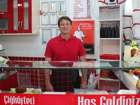 O Bana Çok Benzer... KAYA ÇİLİNGİROĞLU ÇİĞKÖFTE SATARSA!