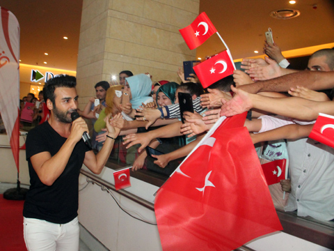 Emre Kaya... DEMOKRASİ RÜZGARI URFA'DA DA ESTİ!