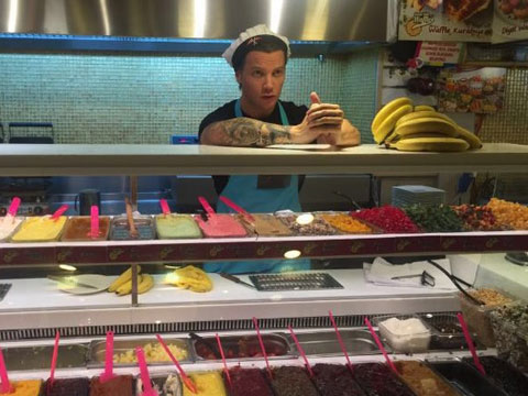 O Bana Çok Benzer... WAFFLE SATINCA GENÇ KIZLAR KUYRUK OLDU!