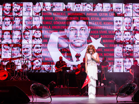 Funda Arar... 15 TEMMUZ ŞEHİTLERİNİ UNUTMADI!