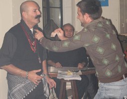 Cemil İpekçi... GÖBEK ATTI, PARA TAKILDI!