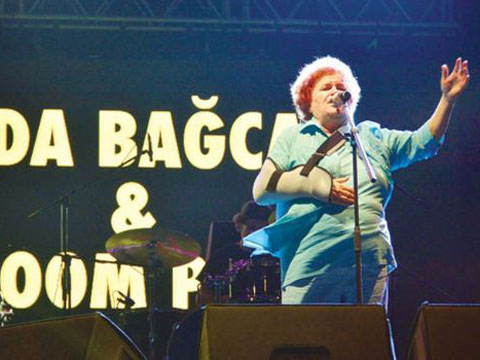 Selda Bağcan... KIRIK KOLLA SAHNE ALDI!