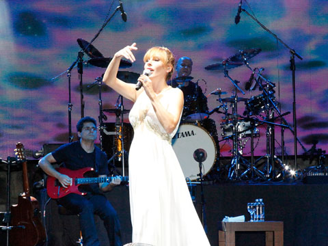 Funda Arar... BODRUM'DA BEYAZ GECE!