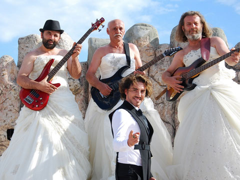 Faruk K... ERKEK GELİNLERDEN ORKESTRA KURDU!