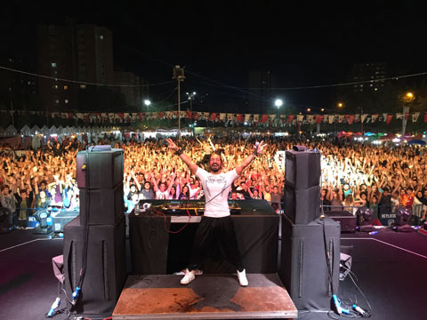 Doğukan Manço... 'BARIŞ VE SEVGİ' BAYRAMI!