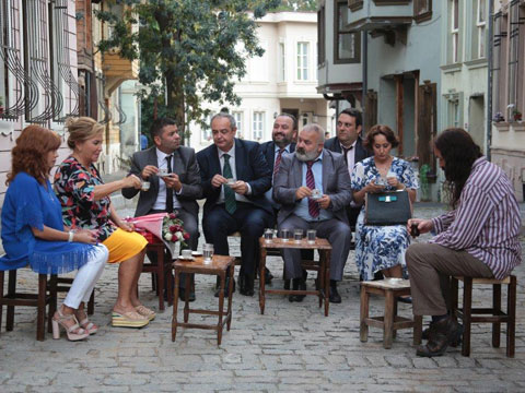 Hangimiz Sevmedik...ADİLE İLE MÜNİR SİLAHIN ÖNÜNE ATILIYOR!