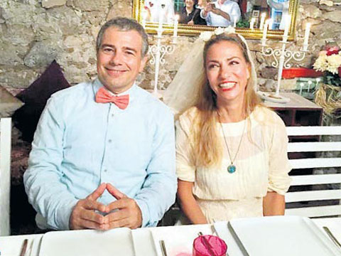 Deniz Arcak... EVLENDİ!