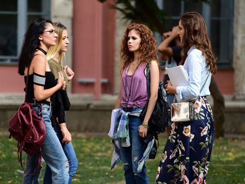 Arkadaşlar İyidir... SEDA GİZEM'DEN ŞÜPHELENMEYE BAŞLAR!