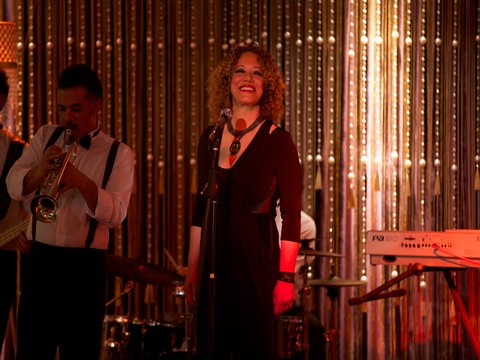 Melis Sökmen...DÜĞÜN SALONUNDA BİR CAZ ŞARKICISI!..