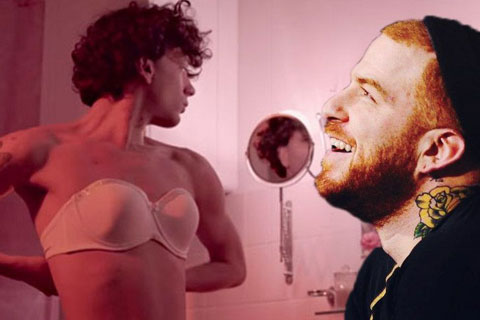 Athena'dan yeni şarkı, yeni klip... DAYAK YİYEN TRANS, YARDIM EDEN TÜRBANLI!