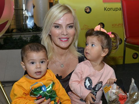 Ömür Gedik... SOKAK HAYVANLARI İÇİN MAMA DAĞITTI!