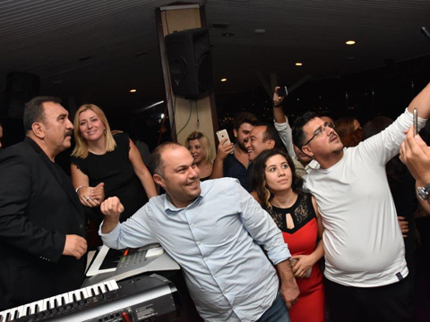 Ümit Besen … 2.5 SAAT ŞARKI SÖYLEDİ, 45 DAKİKA RESİM ÇEKTİRDİ…